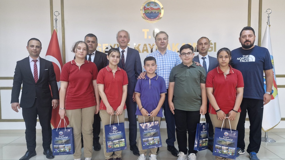 KAYMAKAMIMIZDAN ÖĞRENCİLERİMİZE ÖDÜL